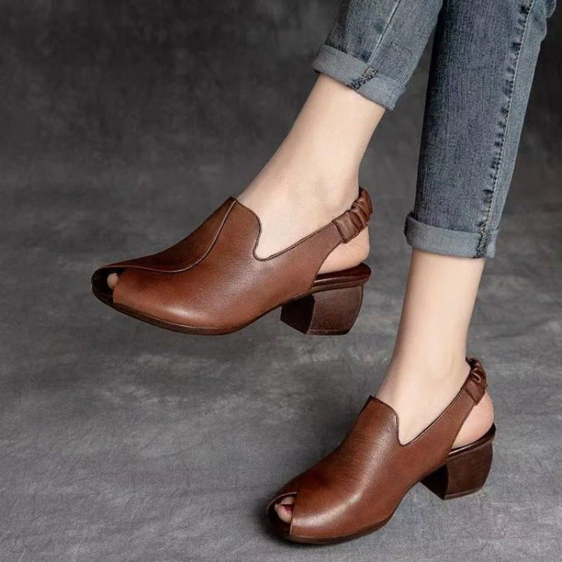Sandalias con punta abierta y forma de boca de pez