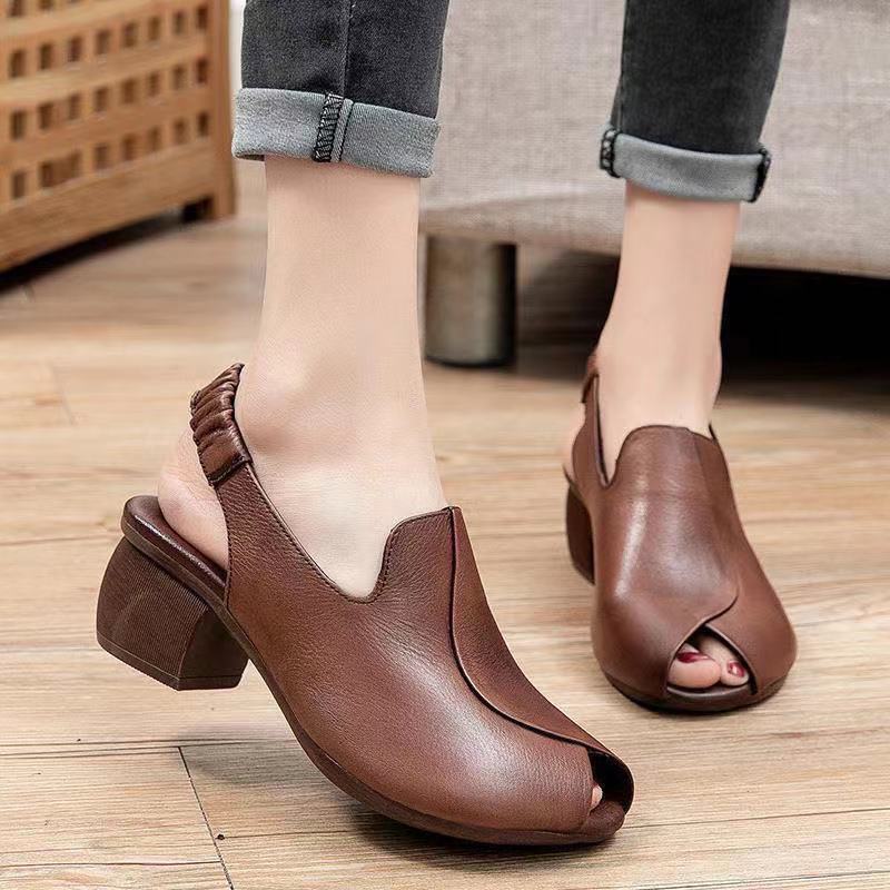 Sandalias con punta abierta y forma de boca de pez