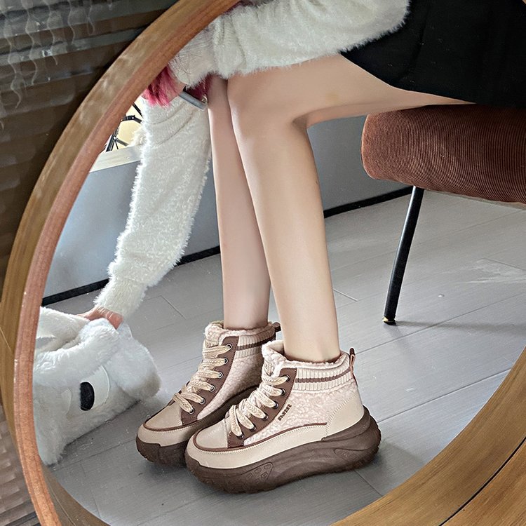 Zapatos casuales de caña alta de terciopelo.