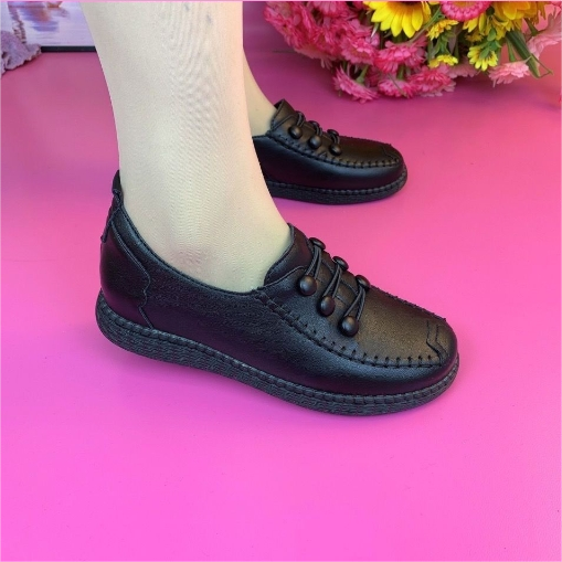 Zapatos de piel con botones y suela blanda..