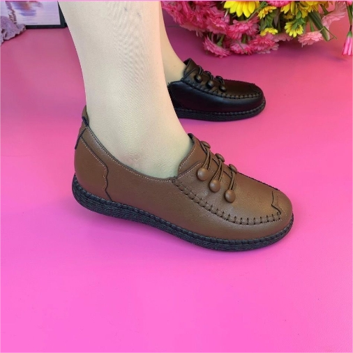 Zapatos de piel con botones y suela blanda..