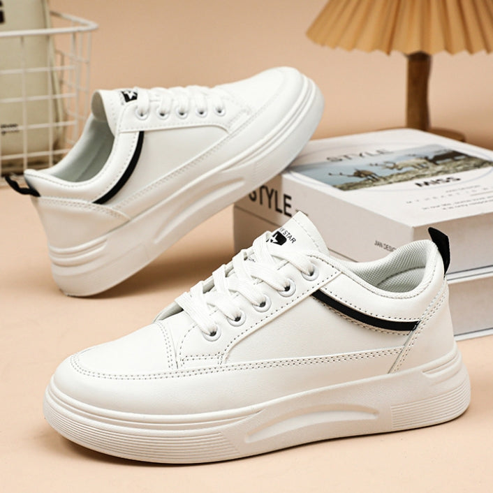 Los nuevos zapatos blancos se venden en primavera en 2025