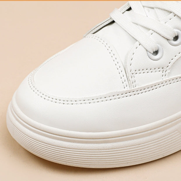Los nuevos zapatos blancos se venden en primavera en 2025