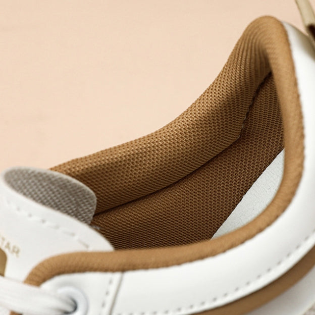 Los nuevos zapatos blancos se venden en primavera en 2025