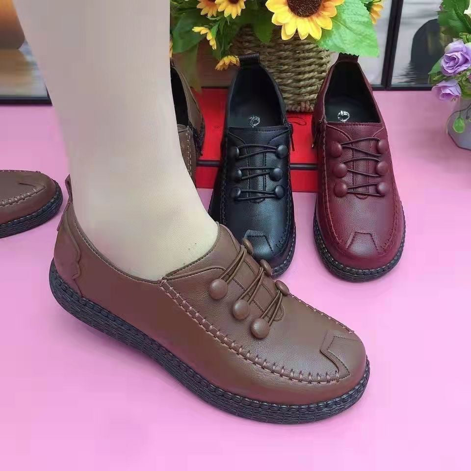 Zapatos de piel con botones y suela blanda..