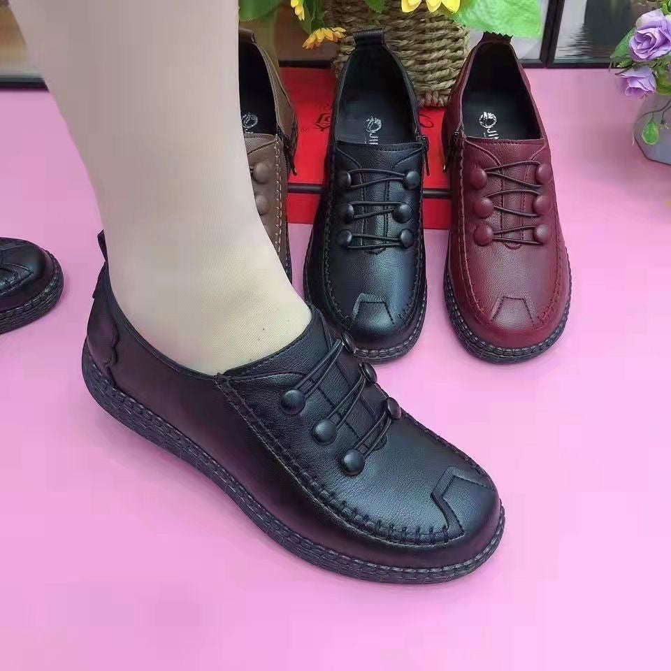 Zapatos de piel con botones y suela blanda..