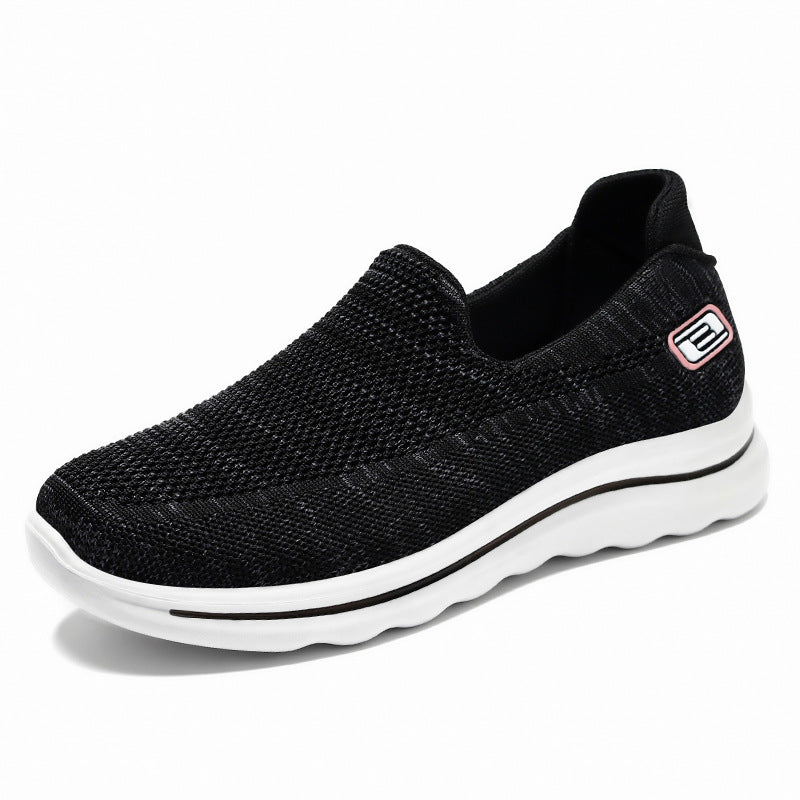 Los zapatos de las madres de mediana edad y ancianos pedalean zapatos de los ancianos con suelas planas, zapatos de las mujeres de la marca de fideos tejidos voladores con suelas suaves antideslizantes.