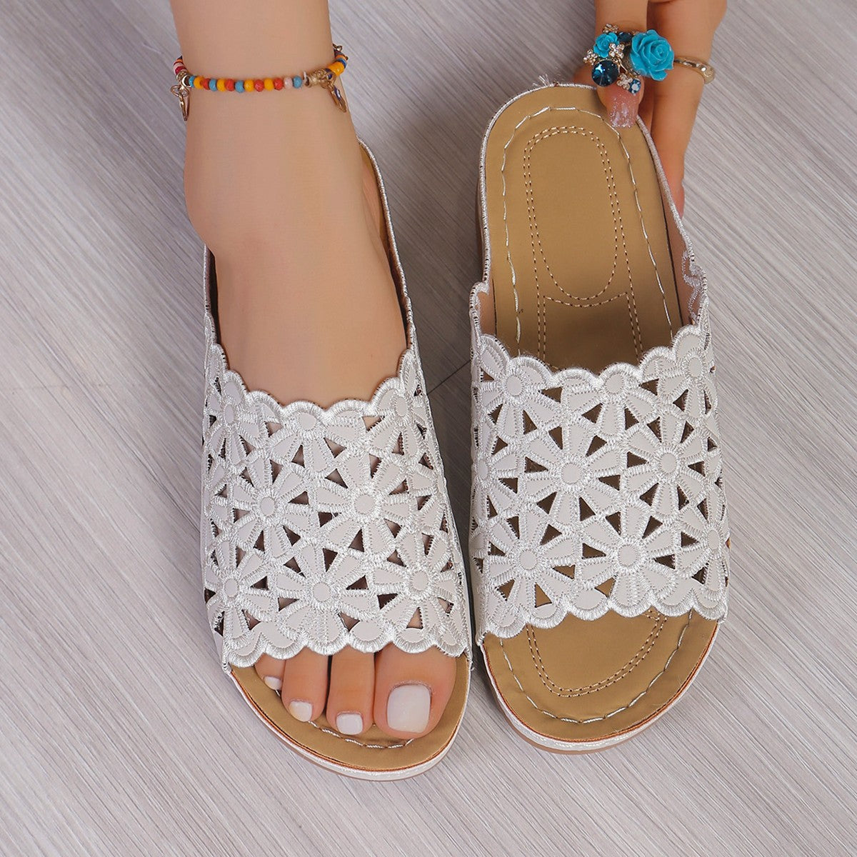 Sandalias de cuña con flores recortadas