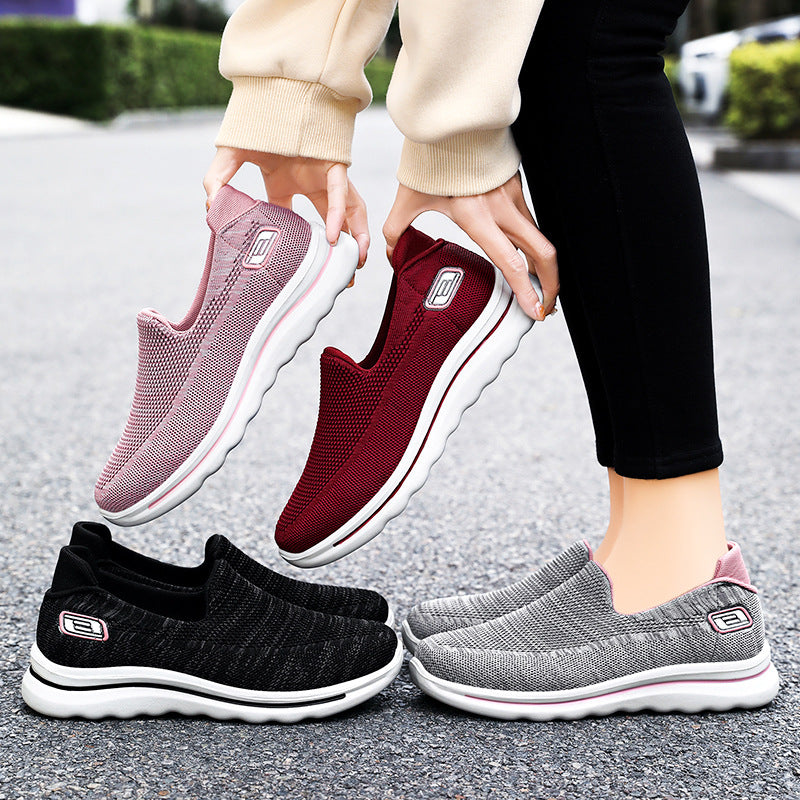 Los zapatos de las madres de mediana edad y ancianos pedalean zapatos de los ancianos con suelas planas, zapatos de las mujeres de la marca de fideos tejidos voladores con suelas suaves antideslizantes.