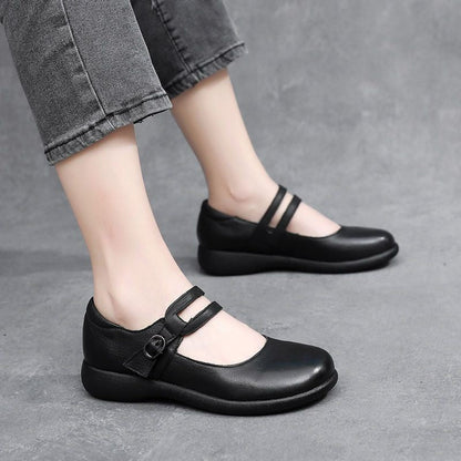 Zapatos de cuero de madre de mediana edad