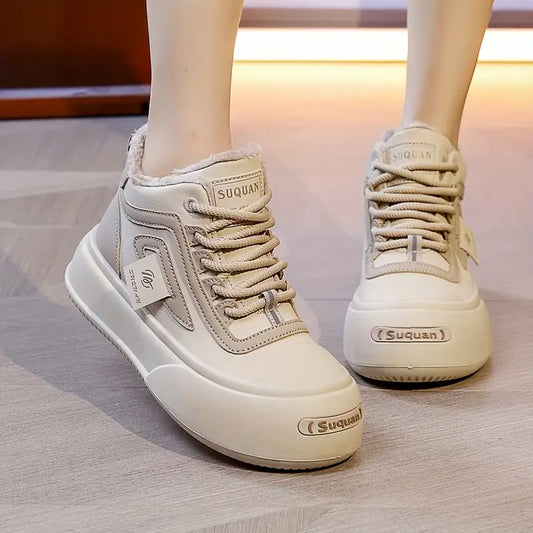 Zapatos blancos de caña alta de terciopelo.