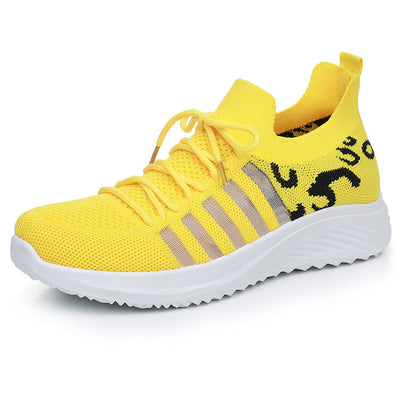 Nuevos zapatos blancos de malla