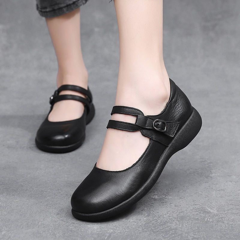 Zapatos de cuero de madre de mediana edad