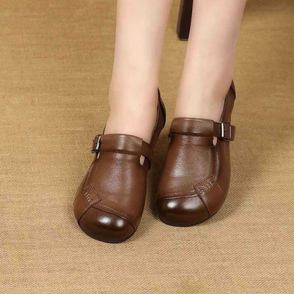Zapatos planos de piel cómodos para personas de mediana edad y mayores.