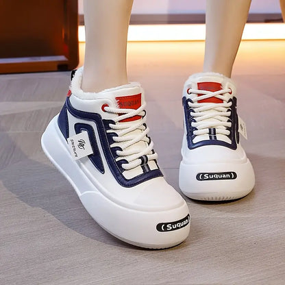 Zapatos blancos de caña alta de terciopelo.