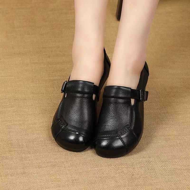 Zapatos planos de piel cómodos para personas de mediana edad y mayores.