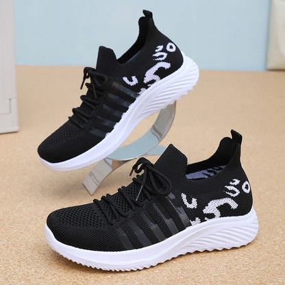 Nuevos zapatos blancos de malla