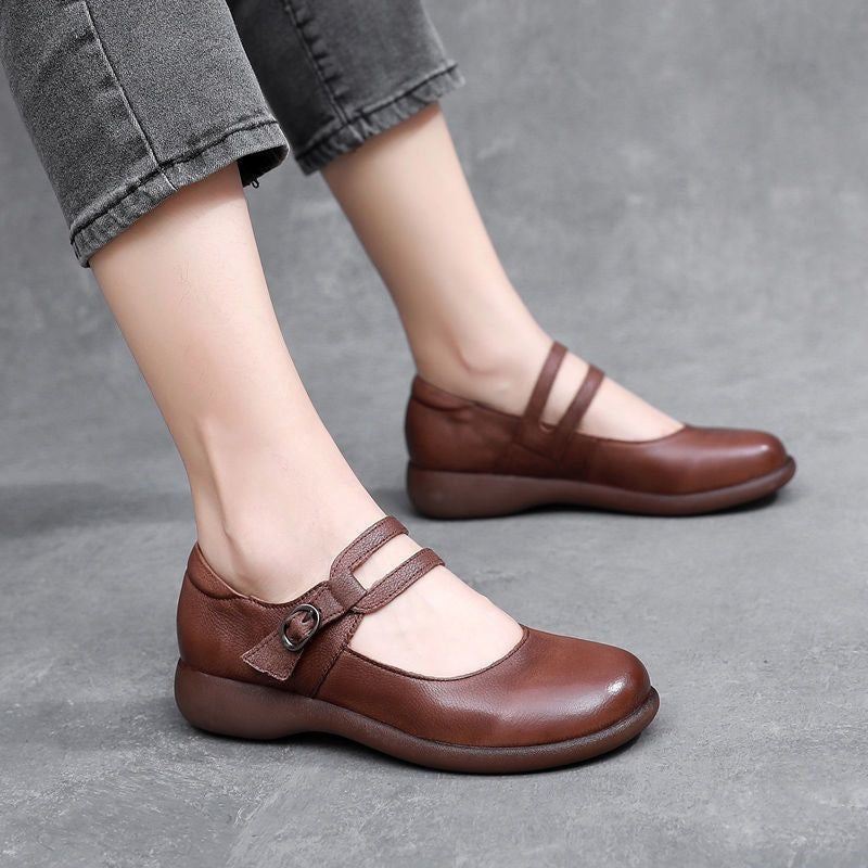 Zapatos de cuero de madre de mediana edad