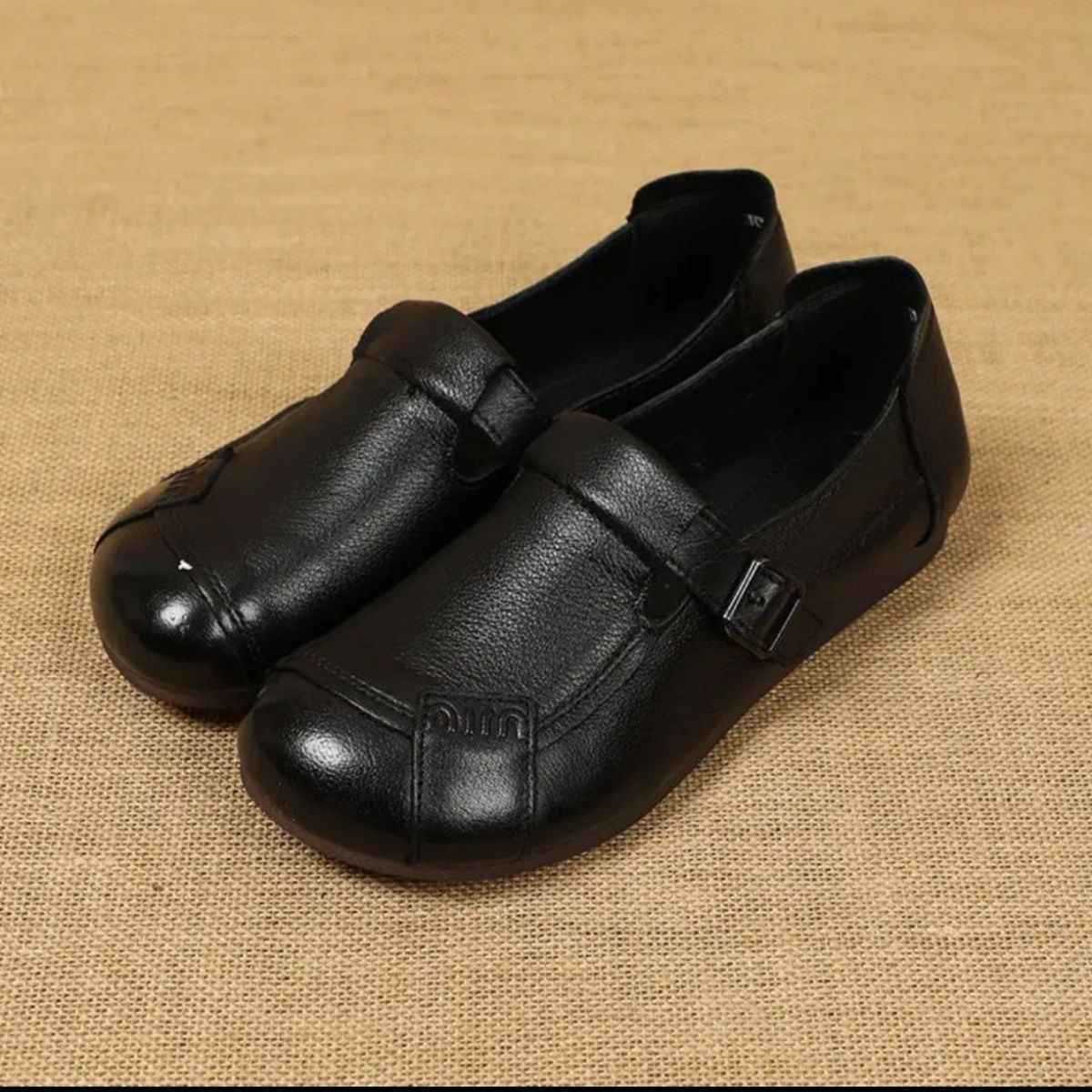 Zapatos planos de piel cómodos para personas de mediana edad y mayores.