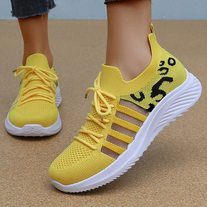Nuevos zapatos blancos de malla