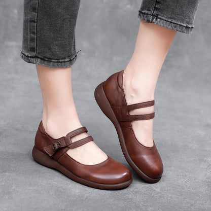 Zapatos de cuero de madre de mediana edad