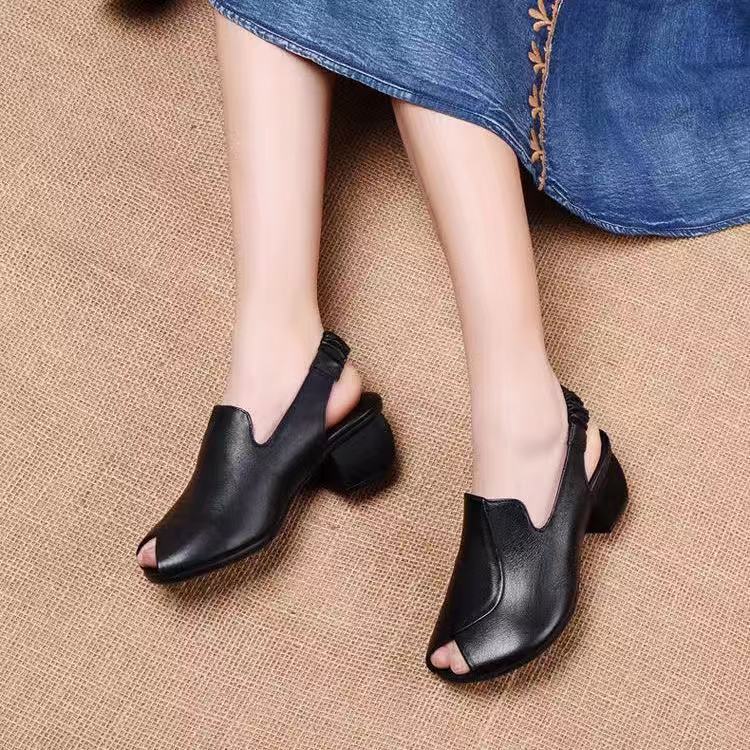 Sandalias con punta abierta y forma de boca de pez