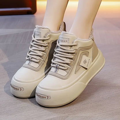 Zapatos blancos de caña alta de terciopelo.