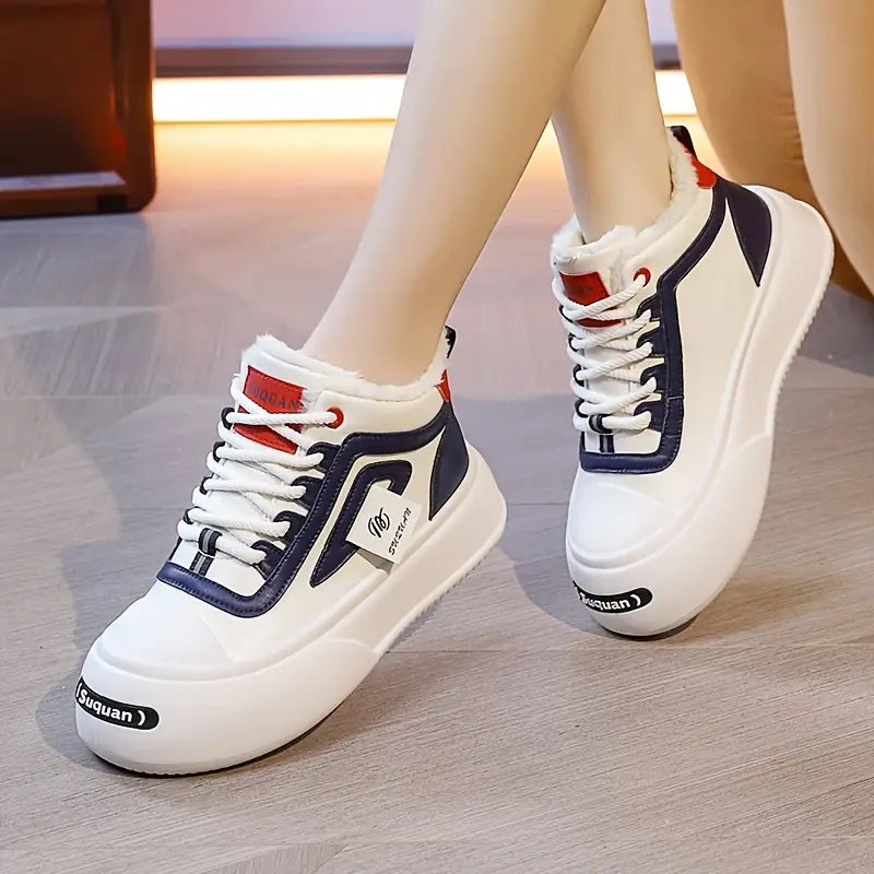 Zapatos blancos de caña alta de terciopelo.