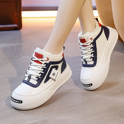 Zapatos blancos de caña alta de terciopelo.