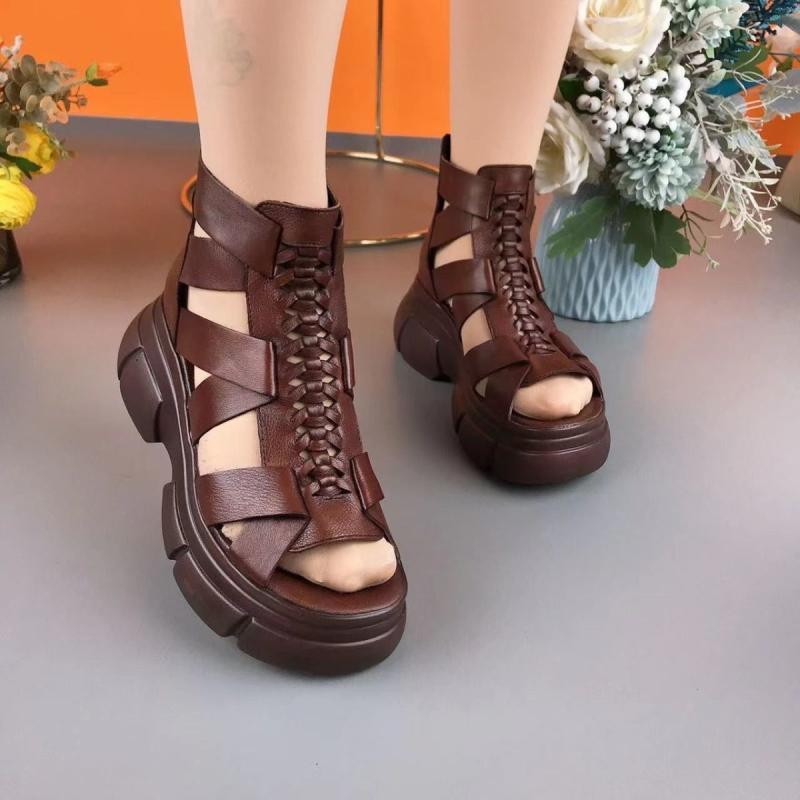 Nuevas sandalias de primavera y verano.