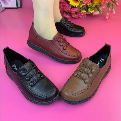 Zapatos de piel con botones y suela blanda..