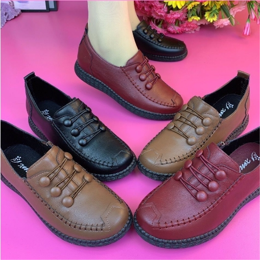 Zapatos de piel con botones y suela blanda..
