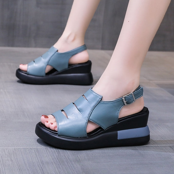 Sandalias romanas casuales de tacón alto.