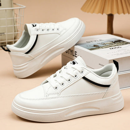 Los nuevos zapatos blancos se venden en primavera en 2025
