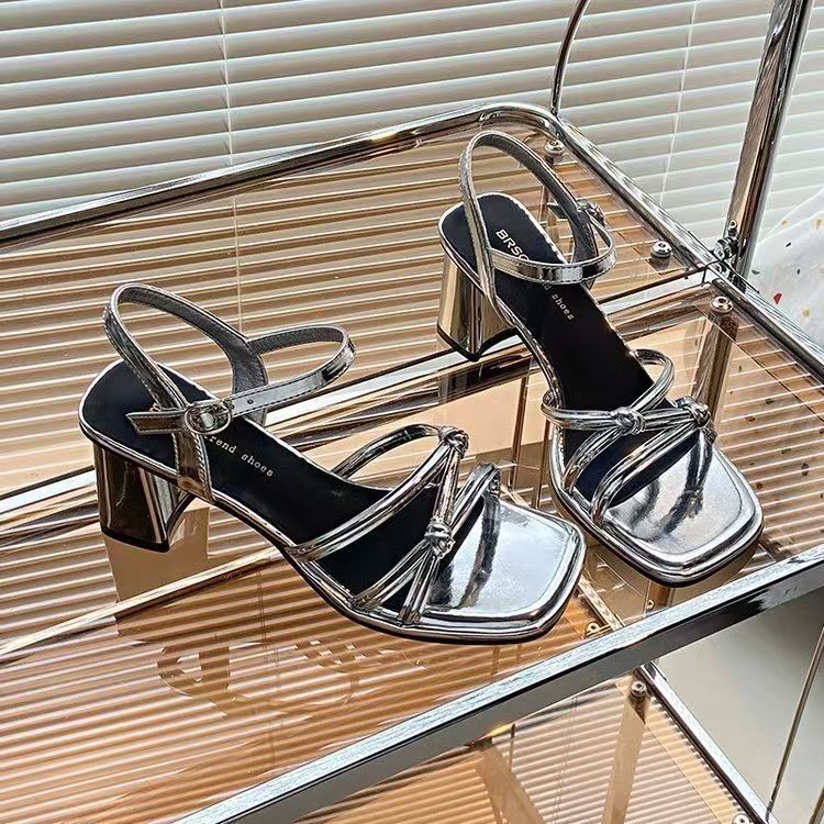 Sandalias francesas de tacón de bloque de moda