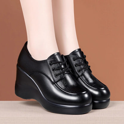 Zapatos de piel negros con tacón de cuña