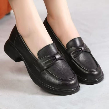 Zapatos de piel decorados con lazo