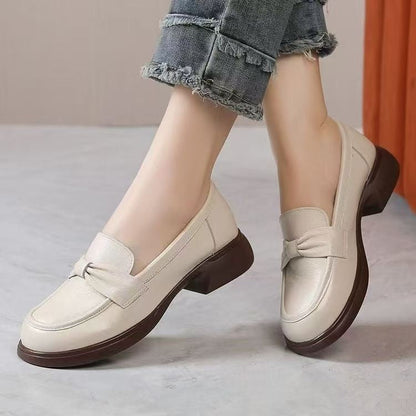 Zapatos de piel decorados con lazo