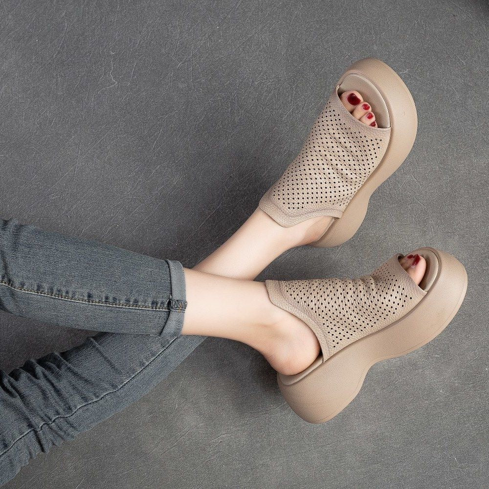 Sandalias huecas de suela gruesa