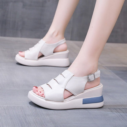 Sandalias romanas casuales de tacón alto.