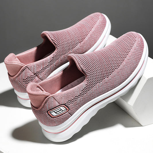 Los zapatos de las madres de mediana edad y ancianos pedalean zapatos de los ancianos con suelas planas, zapatos de las mujeres de la marca de fideos tejidos voladores con suelas suaves antideslizantes.