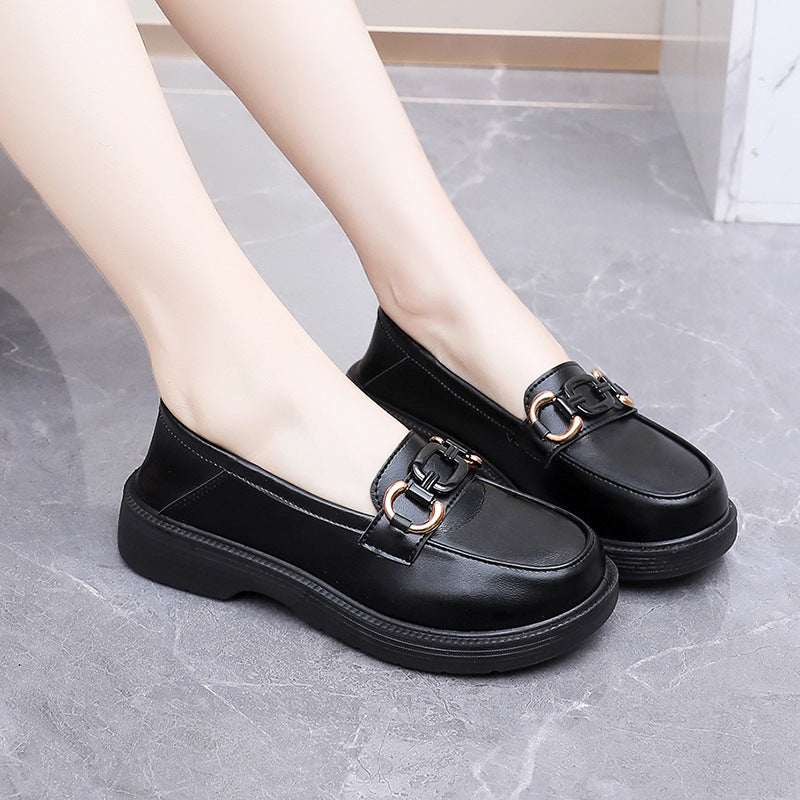 Zapatos de cuero femenino en blanco y negro 2025