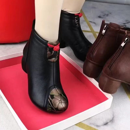 Botines de caña baja con punta redonda y suela blanda