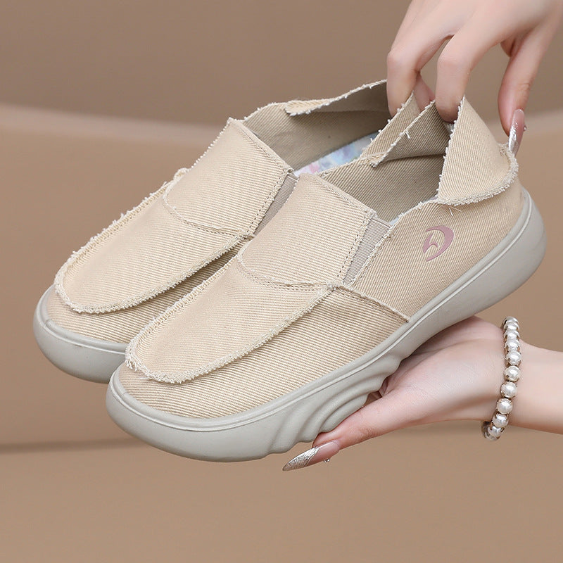 Nuevos zapatos de tela con suela blanda