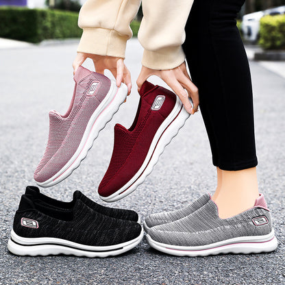 Los zapatos de las madres de mediana edad y ancianos pedalean zapatos de los ancianos con suelas planas, zapatos de las mujeres de la marca de fideos tejidos voladores con suelas suaves antideslizantes.