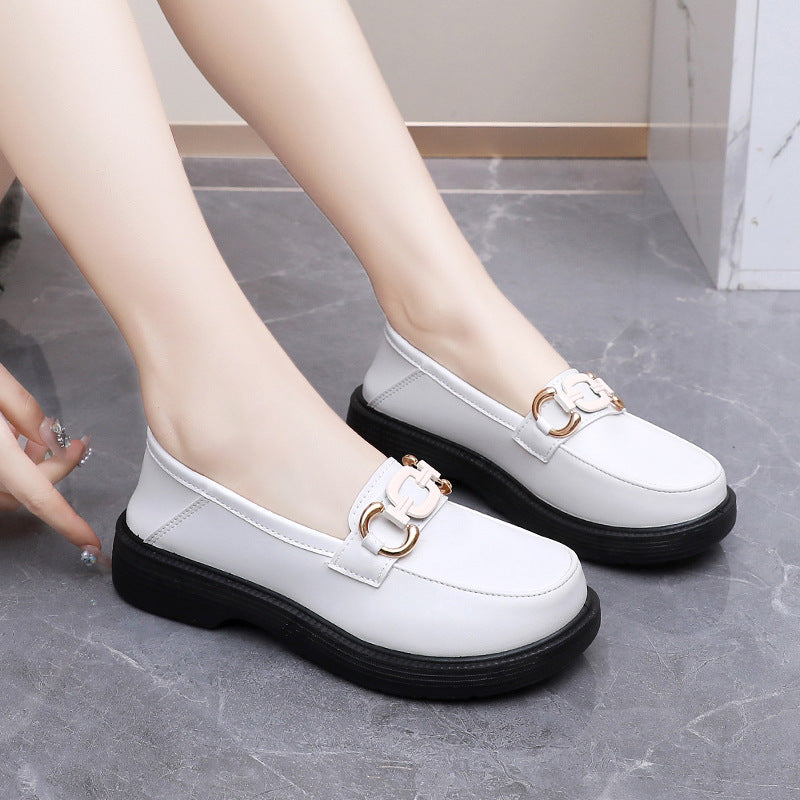 Zapatos de cuero femenino en blanco y negro 2025