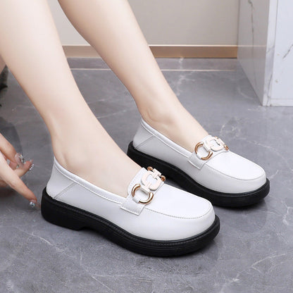 Zapatos de cuero femenino en blanco y negro 2025