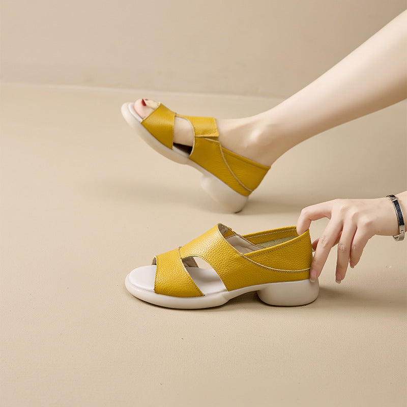 Nuevas sandalias de cuero con suela blanda