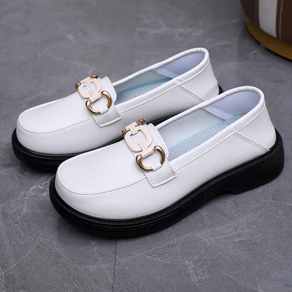 Zapatos de cuero femenino en blanco y negro 2025