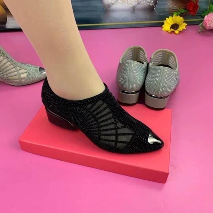 Sandalias con recortes y diamantes